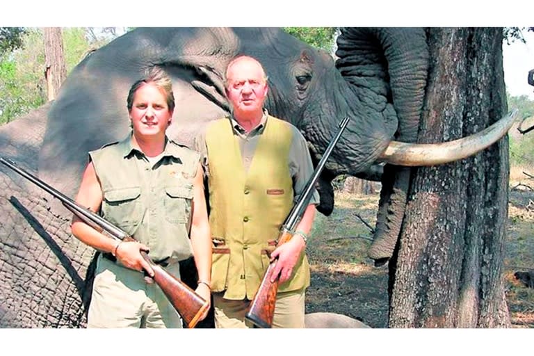 El rey Juan Carlos junto al elefante que cazó en Botswana durante un safari de 2012