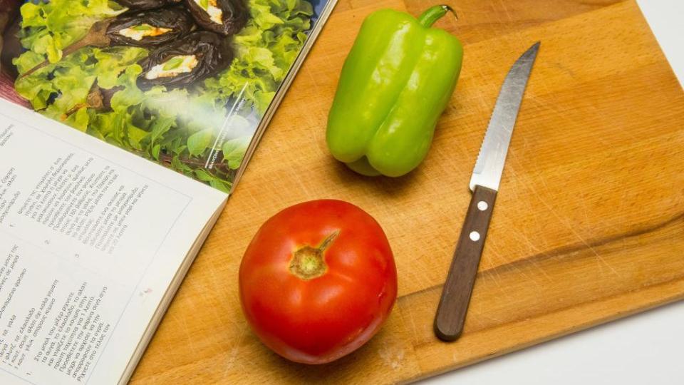 Un tomate y un pimiento verde