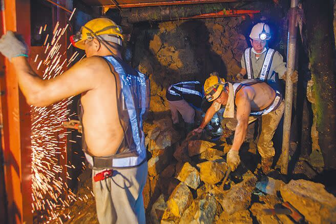 台灣末代礦工以70餘歲高齡再走入礦坑，協助翻修新北市金瓜石黃金博物館本山五坑坑壁。（黃子明攝）