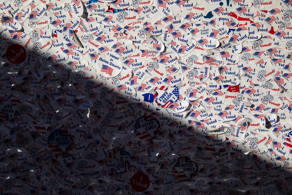 Calcomanías de "Yo voté" recolectadas por Home Slice Pizza, la cual ofreció una rebanada gratis a quien mostrara su calcomanía, en Austin, Texas, el 31 de octubre de 2020. (Tamir Kalifa/The New York Times)