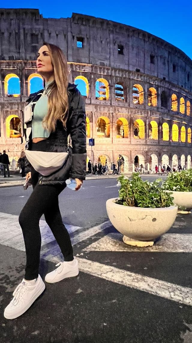 <p>Ya desde su salida de México Ninel compartió emocionada fotos de su vuelo en clase de negocios, las finas bebidas que le sirvieron y luego posó como una diosa romana al lado del mismísimo Coliseo, en Roma.</p>