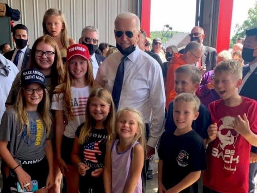 President Joe Biden posed for a photo with children wearing pro-Trump clothing (Twitter / Wendy Rogers)