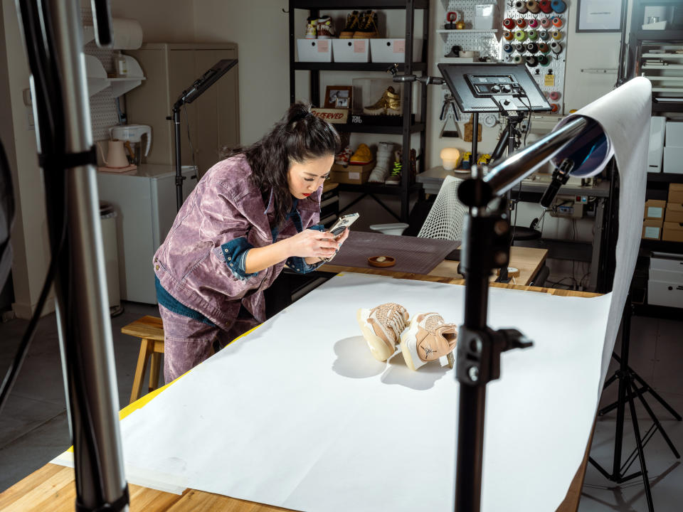 Ann Duskus fotografía un par de zapatos personalizados en el estudio de su oficina en San Francisco, el 1.° de febrero de 2023. (Kelsey McClellan/The New York Times)
