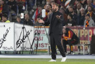 Roma's head coach Daniele De Rossi gestures during the Serie A soccer match between Roma and Juventus, at Rome's Olympic Stadium, Sunday, May 5, 2024. (AP Photo/Andrew Medichini)