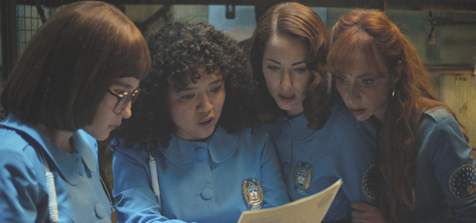 En esta imagen proporcionada por Apple TV, Ximena Sariñana, de izquierda a derecha, Amorita Rasgado, Bárbara Mori y Natalia Téllez en una escena de "Las Azules" ("Women in Blue").