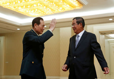 Chinese Defense Minister Wei Fenghe (L) salutes Cambodia's Prime Minister Hun Sen before a meeting in Phnom Penh, Cambodia June 18, 2018. REUTERS/Samrang Pring