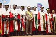 Le président malien, le colonel Assimi Goïta, entouré des membres de la Cour suprême lors de sa prestation de serment à Bamako le 7 juin 2021 (AFP/ANNIE RISEMBERG)