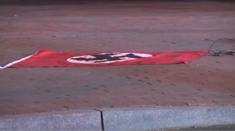 La bandera con la insignia nazi que ondeó el joven de 19 años