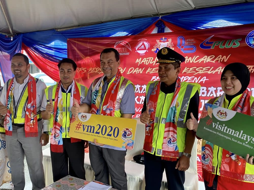 Johor Public Works, Infrastructure and Transportation Committee chairman Mohd Solihan Badri (centre) promoting the Visit Malaysia Year 2020 campaign at the Kempas Toll Plaza in Johor Baru January 21, 2020. — Picture by Ben Tan