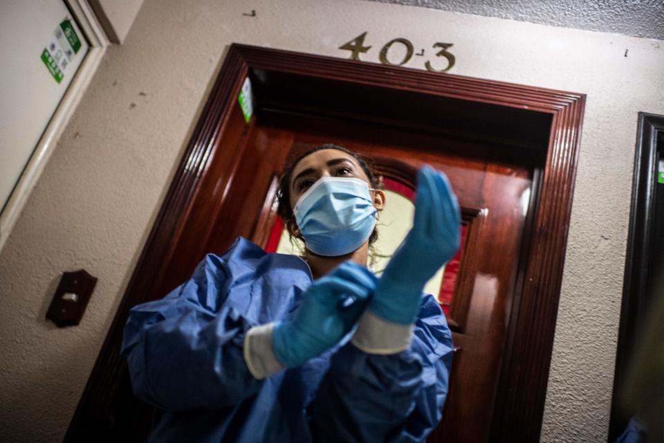 Una trabajadora de salud se prepara antes de entrar a una casa durante una visita para llevar a cabo las pruebas COVID-19 en la Ciudad de México. Foto: Pedro Pardo / AFP vía Getty Images.