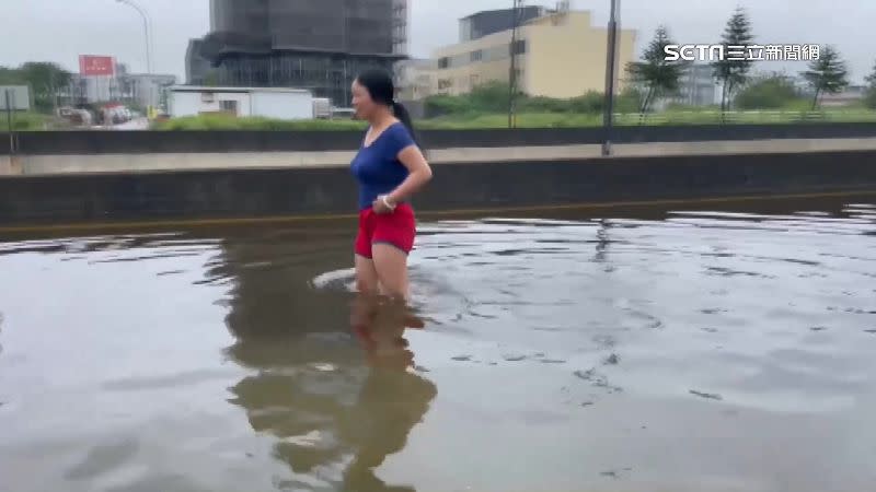 彰化伸港的積水災情嚴重，淹水淹到大腿。