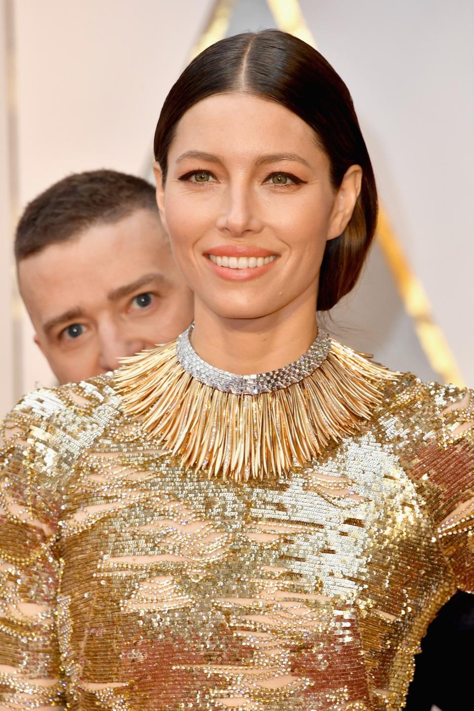 <p>Peekaboo! Justin Timberlake hilariously photobombs his wife Jessica Biel. </p>