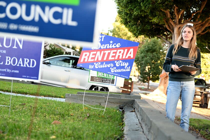 Culver City, California November 2, 2022-Culver City High School senior Ada Meighan-Thiel canvassing the neighborhood to get residents to vote on a measure that would allow the voting age to be lowered to 16-years-old. (Wally Skalij/Los Angeles Times)