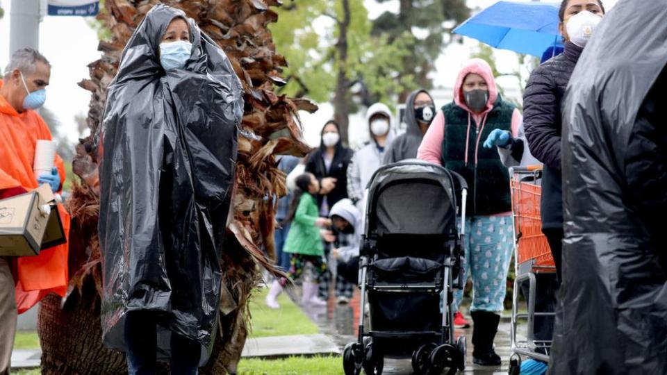 Personas esperando donaciones de comida en California, Estados Unidos