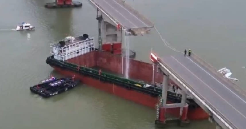 廣州南沙區瀝心沙大橋遭一艘貨櫃船撞斷，傷亡情況正在釐清。（圖／翻攝央視新聞）