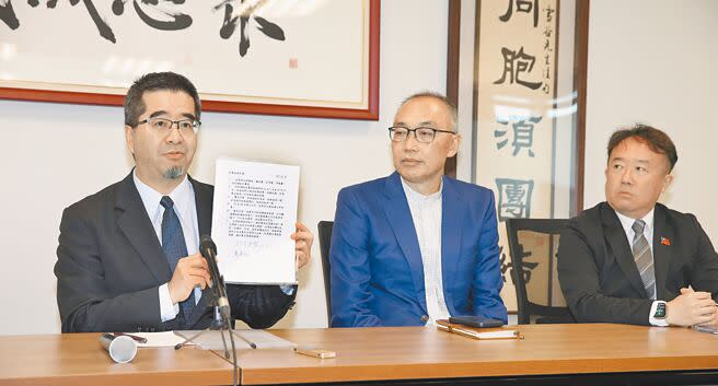 馬英九基金會執行長蕭旭岑（左起）、侯辦副執行長謝政達、國民黨副祕書長江俊霆18日出席「藍白合」民調結果記者會，並公布民調結果。（姚志平攝）