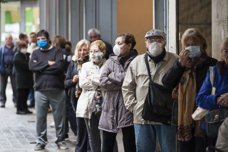 Jubilados haciendo cola para cobrar en el banco