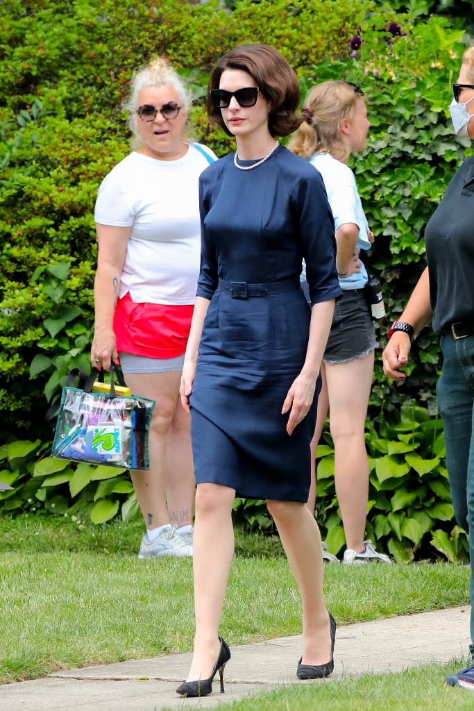 Anne Hathaway Goes Dark in ’60s Satin Dress, Pearls & Pointed Pumps to