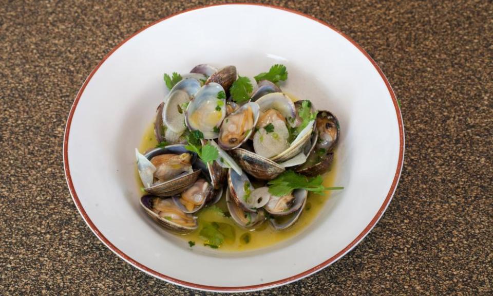 ‘Correctly, they bring a spoon’: clams in broth.