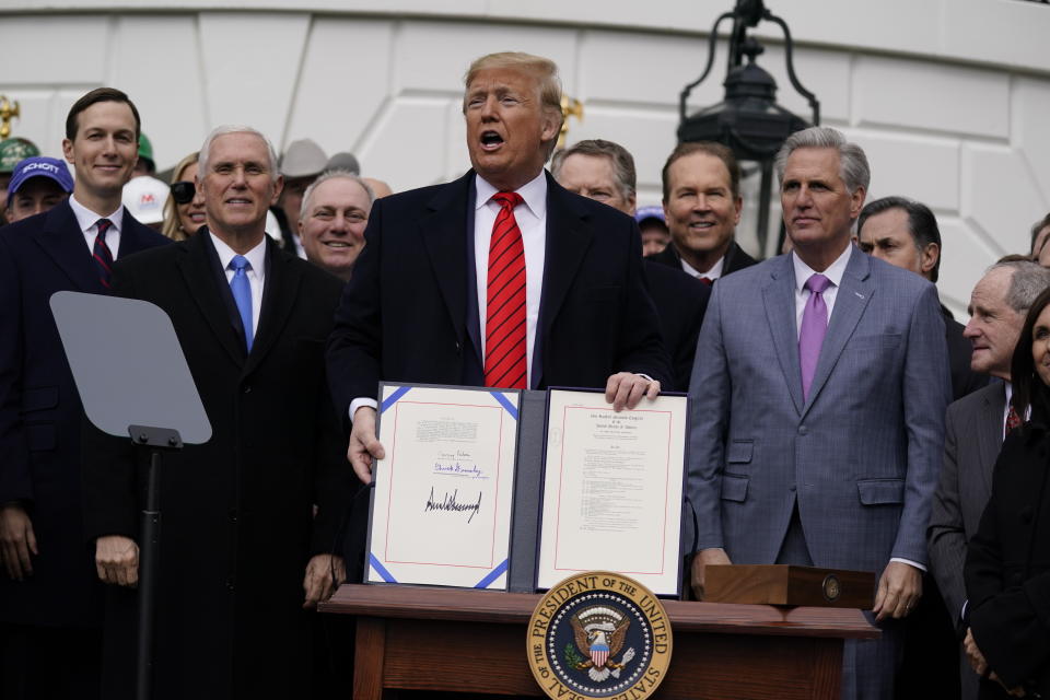 El presidente Donald Trump habla después de firmar un proyecto de ley para actualizar el acuerdo comercial con México y Canadá, en la Casa Blanca, el miércoles 29 de enero de 2020, en Washington. Lo acompañan, de izquierda a derecha, el asesor del presidente Jared Kushner, el vicepresidente Mike Pence, el jefe de la bancada republicana en la Cámara de Representantes Steve Scalise, el representante comercial de Estados Unidos Robert Lighthizer y el líder de la minoría en la Cámara de Representantes Kevin McCarthy, entre otros. (AP Foto/ Evan Vucci)