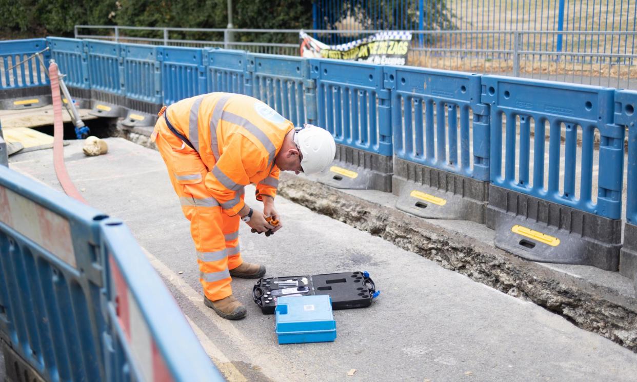 <span>A Thames Water engineer fixes pipes.</span><span>Photograph: Graeme Robertson/The Observer</span>