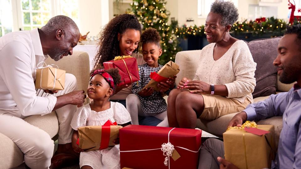 la famille ouvre des cadeaux à Noël