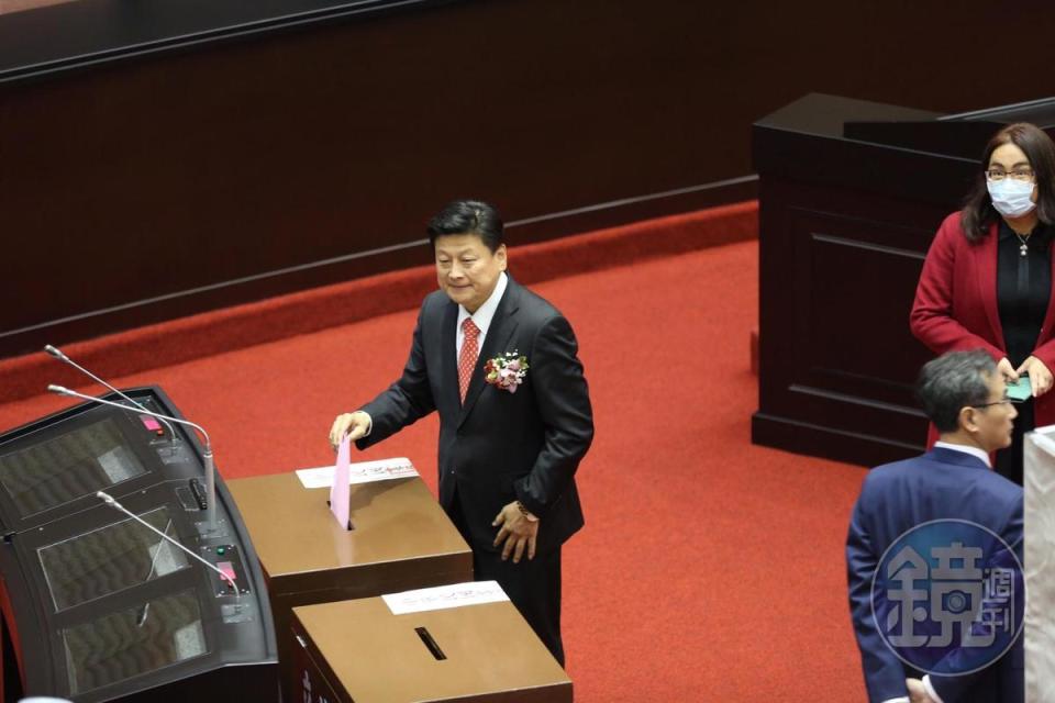 擁有38席立委的國民黨推出資深立委賴士葆角逐院長，獲得無黨籍立委傅崑萁（圖）支持。