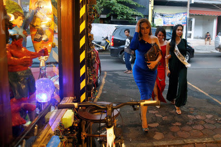 A group of Indonesian transvestites walk near a cafe in Jakarta, Indonesia, February 8, 2018. Picture taken February 8, 2018. REUTERS/Beawiharta