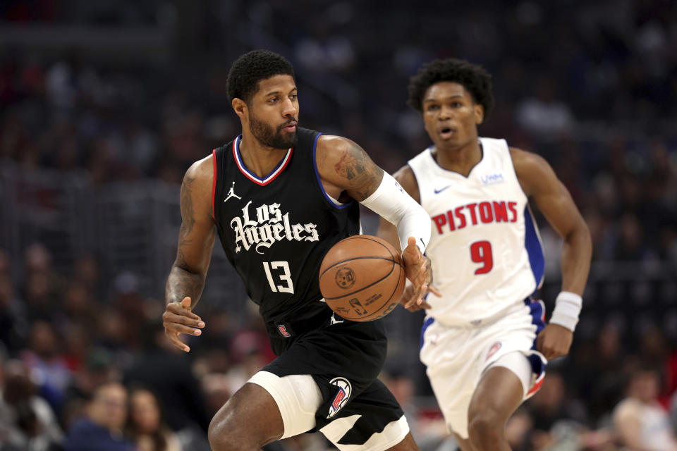 Paul George, alero de los Clippers de Los Ángeles, dribla a Ausar Thompson, de los Pistons de Detroit, en el encuentro del sábado 10 de febrero de 2024 (AP Foto/Raul Romero Jr.)