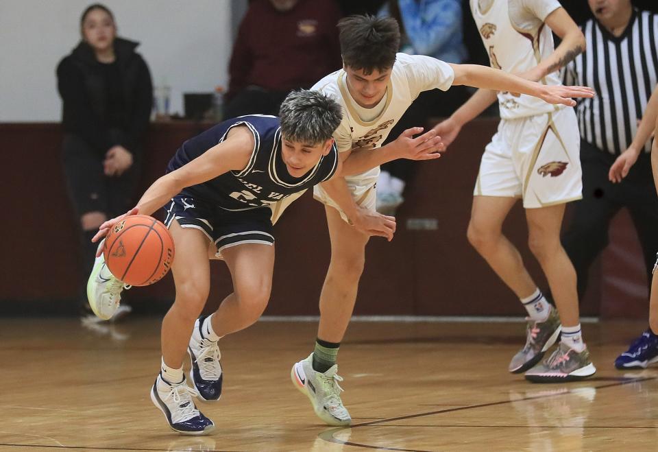 Basketball match between students from Andress High school and Del Valle High School left a score at halftime of 32 to 28