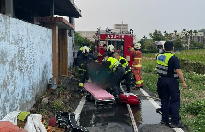 新北市三峽中正路一處民宅，3日傍晚火警，警消獲報趕往現場搶救，屋內65歲獨居老翁被救出時已無呼吸心跳，立即送恩主公醫院搶救，稍早院方已證實急救無效，宣告王姓老翁死亡。（照片由新北市三峽警分局提供 ）