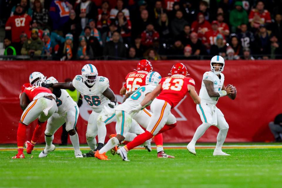 El quarterback de los Dolphins de Miami Tua Tagovailoa (1) trata de pasar la pelota en el partido ante los Chiefs de Kansas City, celebrado el 5 de noviembre de 2023 en Frankfurt, Alemania