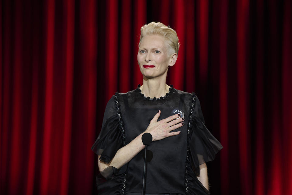 又被Tilda Swinton迷倒！可帥可甜的她，選擇了純黑CHANEL緞面裙裝出席電影節