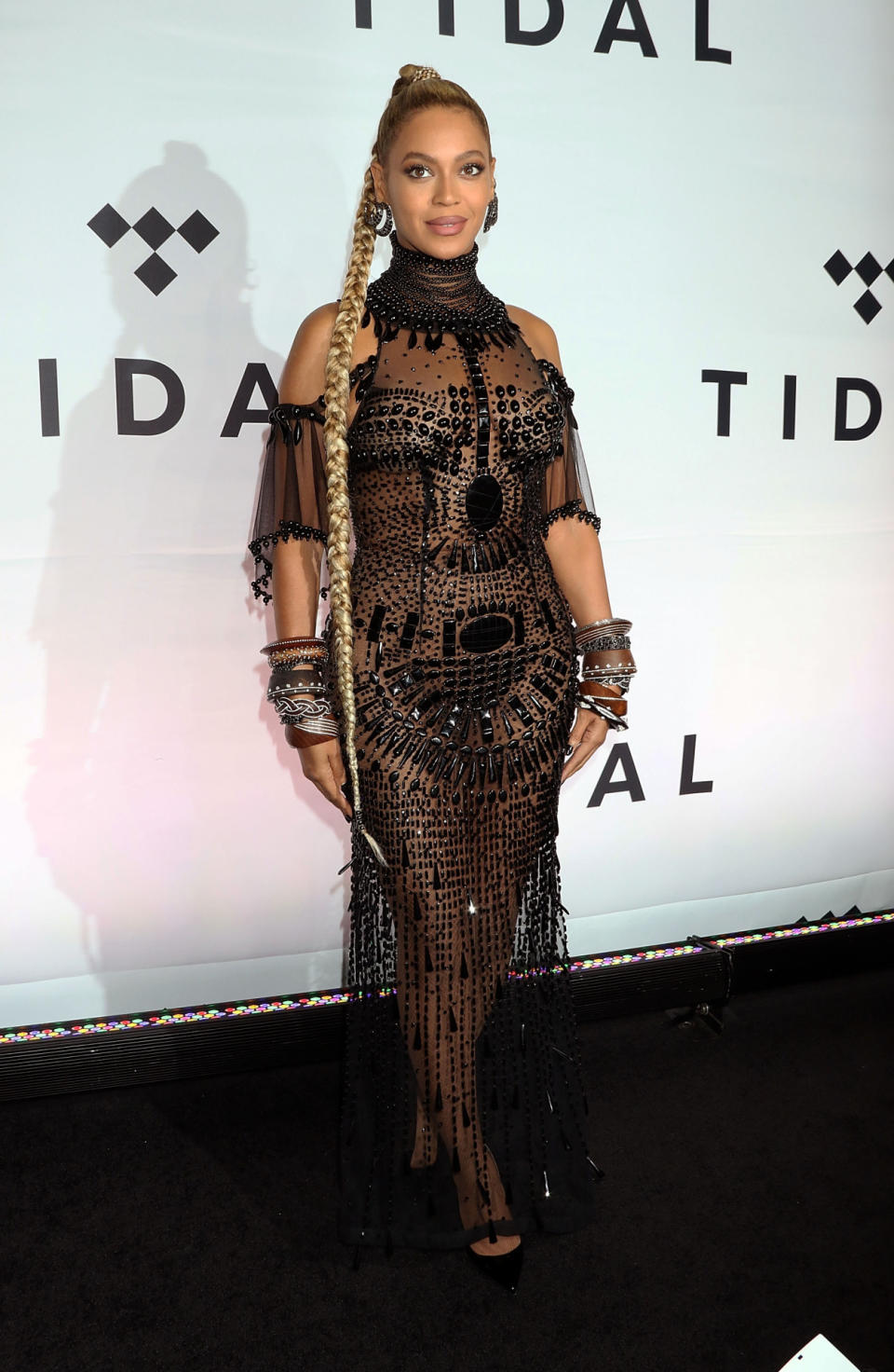 Beyoncé causó sensación con un vestido elaborado en piedras y encajes durante su aparición en la alfombra del TIDAL X: 1015 en Barclays Center