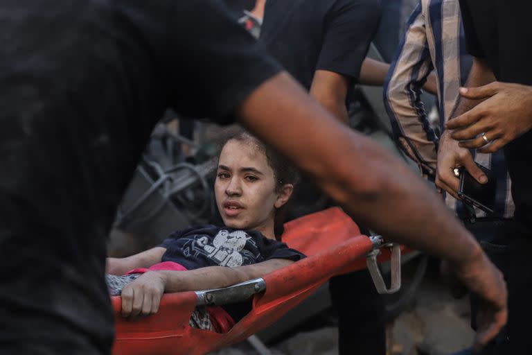 Rescatistas palestinos en Ciudad de Gaza, tras un bombardeo israelí.  (Mohammed Abu Elsebah/dpa)