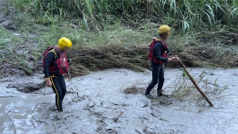 高雄市田寮區的牛稠埔溪67歲陳姓農婦今日前往自家農地巡查，疑似遭暴漲溪水沖走，家屬於溪流岸邊發現疑似陳婦的雨鞋及收割部分農作物，於是報案請求協助，目前由警、消合力積極搜救中。（圖／高雄市警方提供）