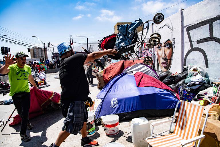 Los manifestantes destruyen un campamento de venezolanos en Iquique