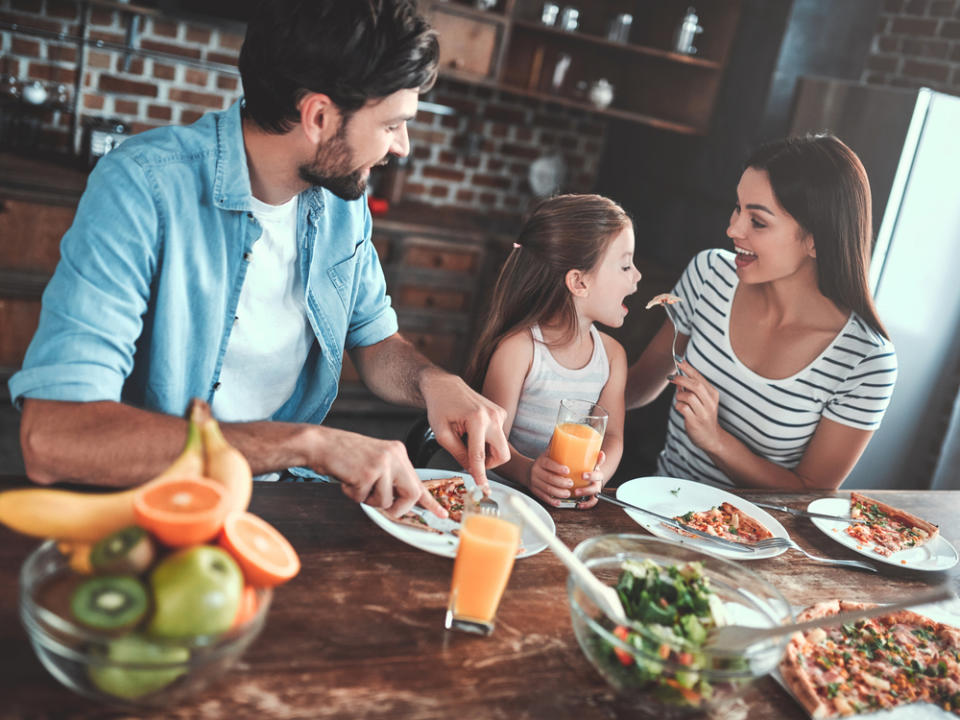 Eine junge Familie mit einer selbst zubereiteten Pizza. (Bild: 4 PM production/Shutterstock.com)