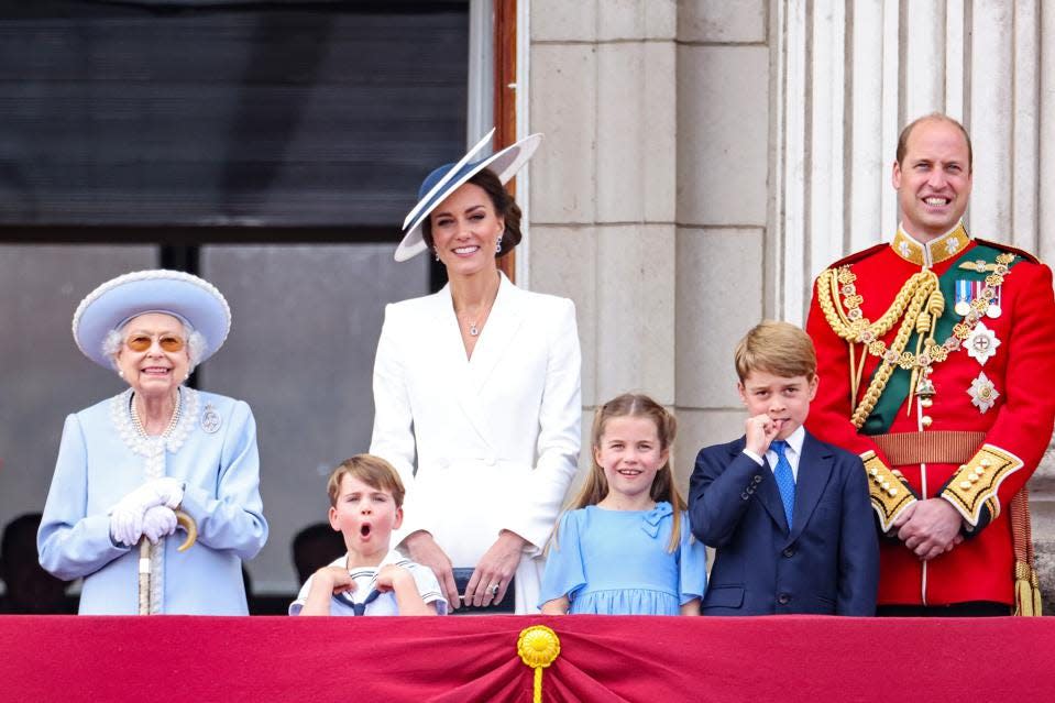 La reina Isabel II con William, Kate y los niños durante el Jubileo de Platino 2022