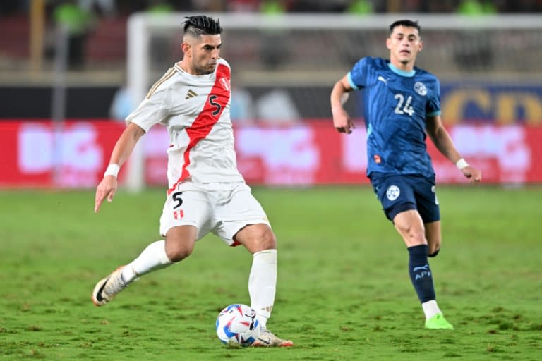 El defensor de la selección peruana Carlos Zambrano (izq) y Ramón Sosa de Paraguay en una acción de juego durante el amistoso entre ambas selecciones, de preparación rumbo a la Copa América, que terminó en empate 0-0 en Lima, el 7 de junio de 2024 (CRIS BOURONCLE)