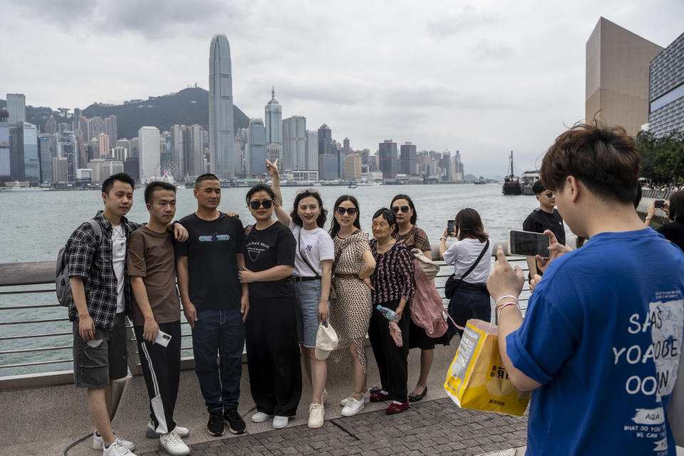 香港與內地全面通關後，吸引不少內地旅客及平價來港旅遊團。(Photo by Vernon Yuen/NurPhoto via Getty Images)