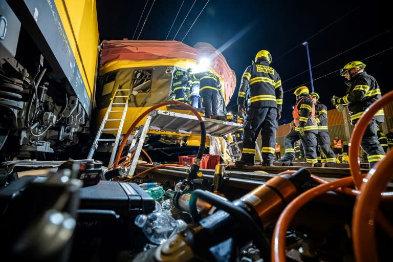 Des pompiers sur les lieux d'un accident de train à Pardubice, le 6 juin 2024 (Michal FANTA)