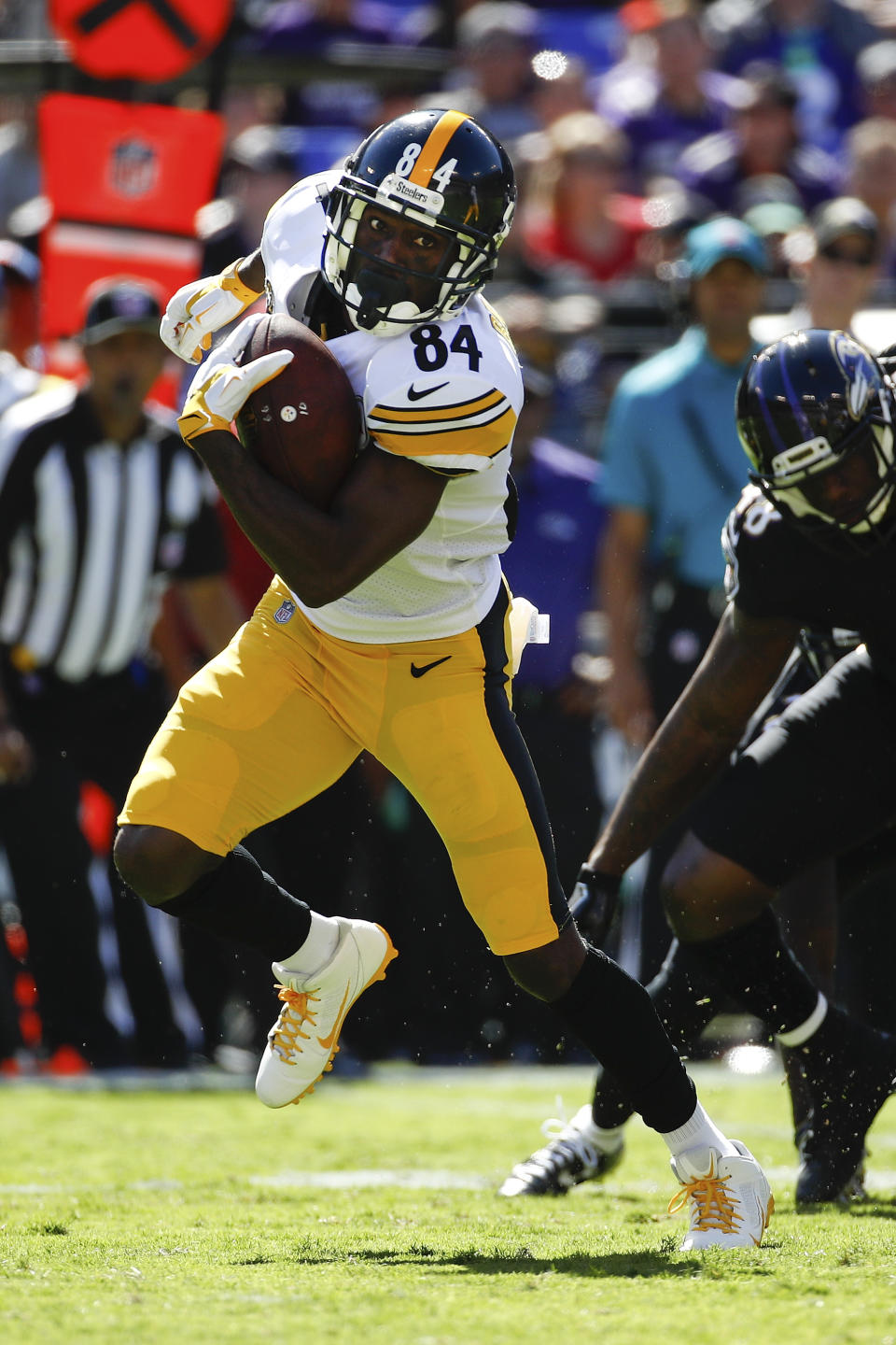 Pittsburgh Steelers wide receiver Antonio Brown carries the ball against the Ravens last Sunday. (AP)