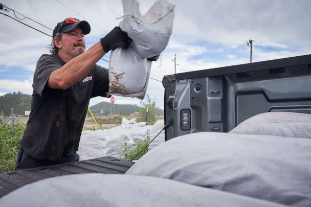 PHOTO: Danny Cobb loads sandbags into his truck at the sandbag site off of Highway 89 and Campbell Avenue in Flagstaff, Ariz., Aug. 19, 2022.<p>News Flagstaff Flooding (Alex Gould/The Republic via USA Today Network)