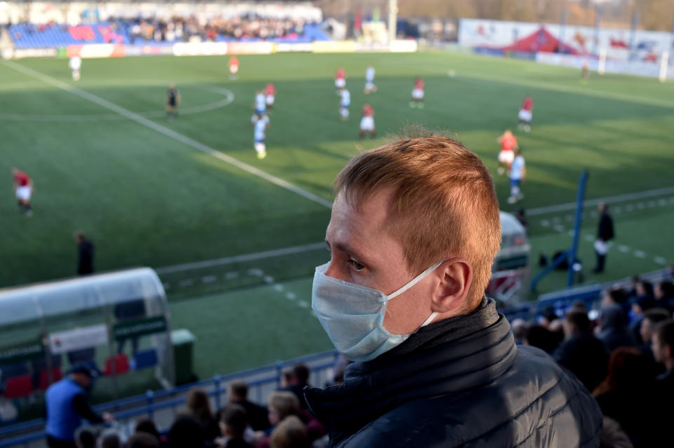 Un aficionado bielorruso con mascarilla en la grada del estadio viendo el partido de liga entre el FC Minsk y el Dinamo de Minsk.