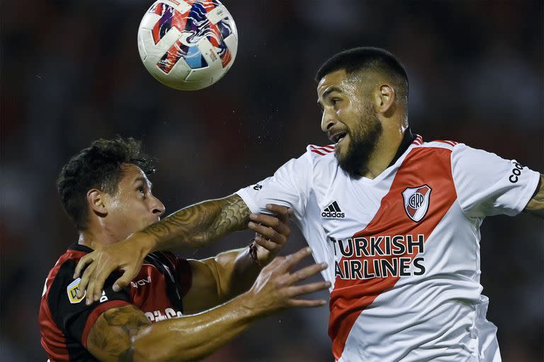 Elías Gómez se mantendría como titular en el sector izquierdo de la defensa de River a pesar de que su rendimiento no es el mejor