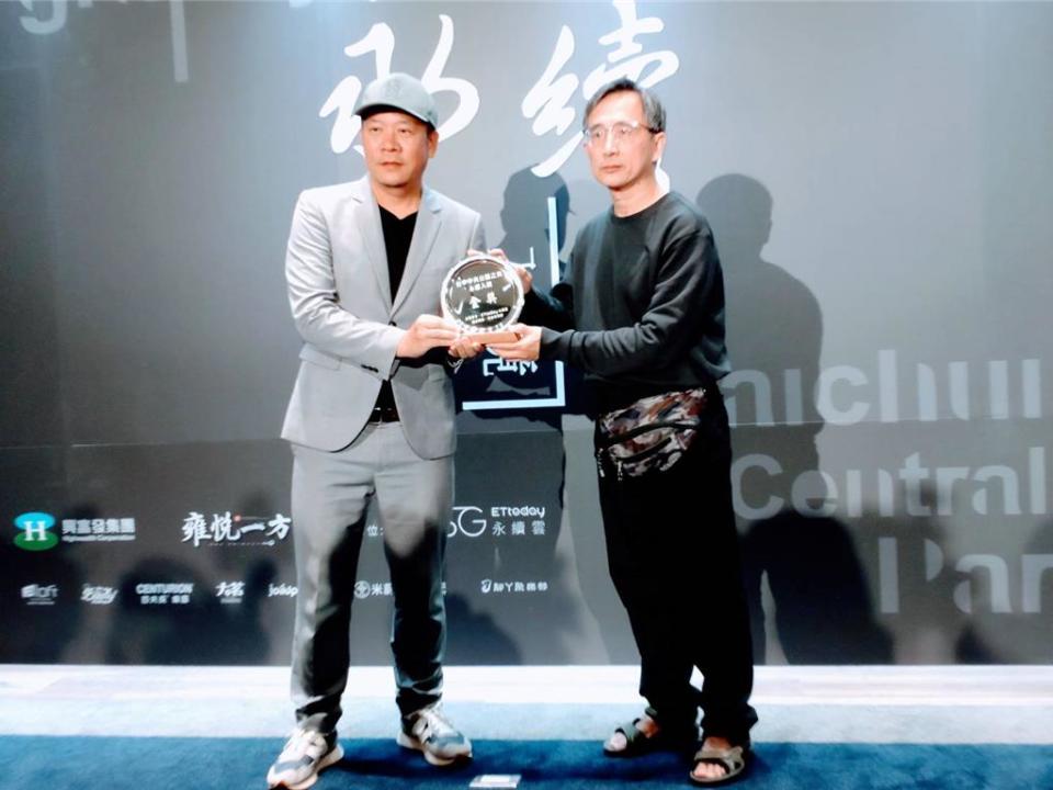 華人界設計大師蕭青陽（左）今日親自頒發攝影大賽金獎給得主。圖／曾麗芳
