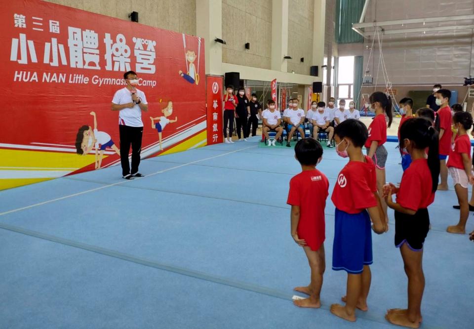 國家體操代表隊總教練林育信、體操選手莊佳龍、葉政，及國訓中心體操教練共同組成的國家級教練團悉心指導。官方提供