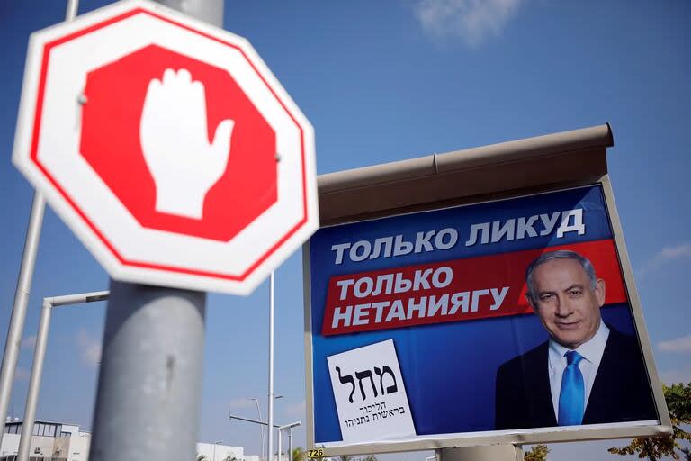 Carteles de propaganda electoral de Netanyahu en Israel, en idioma ruso, 