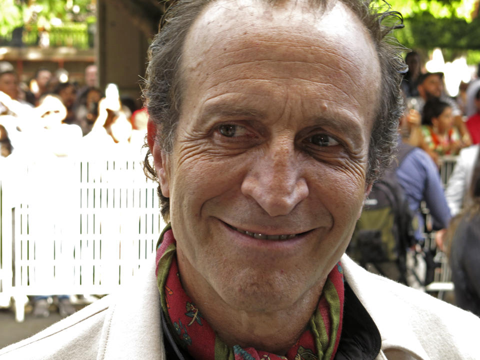 El actor mexicano Daniel Giménez Cacho sonríe en la alfombra roja de "Bardo" en el Festival Internacional de Cine de Morelia, en Morelia, México, el sábado 22 de octubre de 2022. (Foto AP/Berenice Bautista)